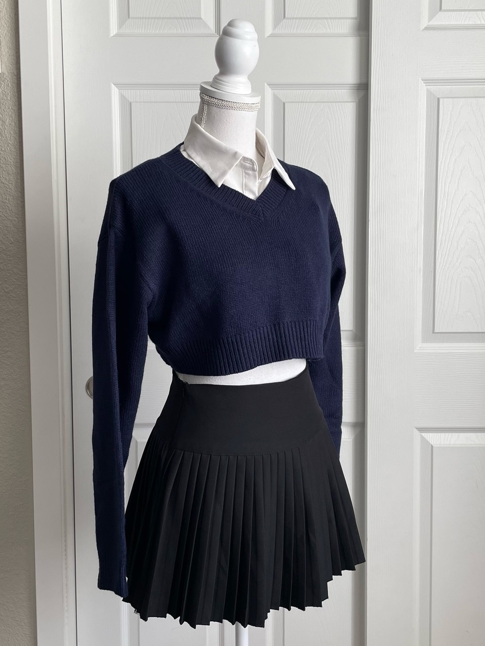 Cropped V-Neck Knit Sweater in Navy